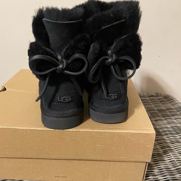 Ugg black bow boots slightly worn excellent - Picture 3 of 4